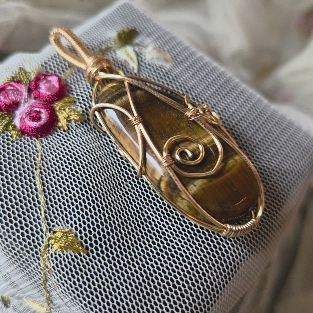 Large Tigers Eye Natural Tumbled Wrap (Gold Wire)
